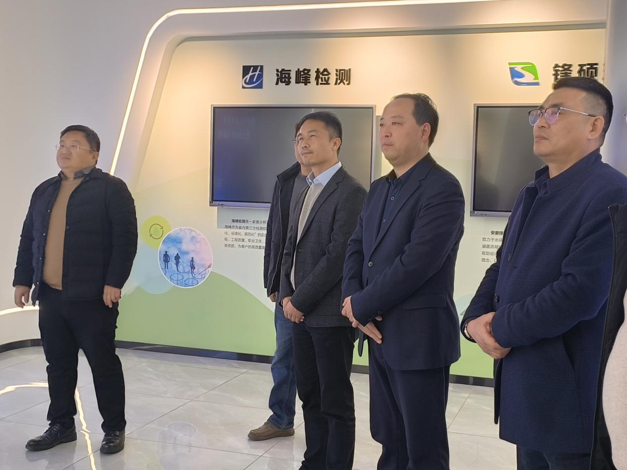 并肩同筑新時(shí)代，攜手共創(chuàng)新未來(lái)